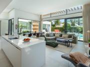 Casa en venta en Estepona, Nueva Atalaya. Villa en venta...