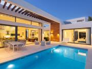 Casa en venta en Estepona, Nueva Atalaya. Villa en venta...