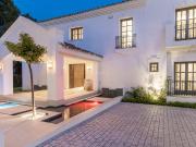 Casa en venta en Estepona, Nueva Atalaya. Villa...