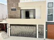 Casa en venta en Fracc. La Finca Amplios espacios y...