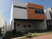 Casa en Venta en Fracc. La Rioja, Tlajomulco de Zuñiga,...