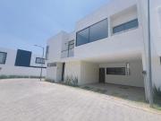 Casa en venta en fraccionamiento a 2 km de plaza San Diego