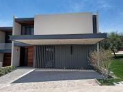 CASA EN VENTA EN FRACCIONAMIENTO ALTOZANO, DENTRO DE...