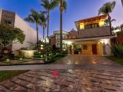 Casa en venta en Fraccionamiento Bugambilias, Zapopan,...