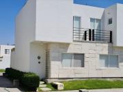 Casa en venta en fraccionamiento con alberca en Yautepec