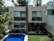 Casa en Venta en Fraccionamiento con Alberca y...