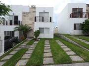 Casa en venta en fraccionamiento con alberca y...