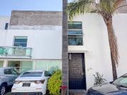 Casa EN VENTA en fraccionamiento a 3 min. de UDLAP