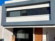 Casa en Venta en fraccionamiento en Milenio III moderna