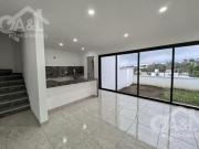 Casa en Venta en Fraccionamiento La Finca con Jardin