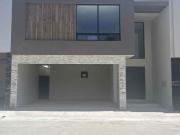 CASA EN VENTA EN FRACCIONAMIENTO LAS ESMERALDAS...