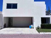 CASA EN VENTA EN FRACCIONAMIENTO LUCERO ATRÁS DE PLAZA...