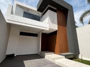 Casa en venta en fraccionamiento privado entre Av....