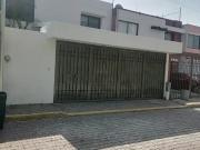 CASA EN VENTA EN FRACCIONAMIENTO SOBRE LA RECTA A...