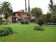 CASA EN VENTA EN GONNET CON PARQUE Y PILETA