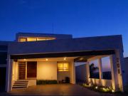 CASA EN VENTA EN GRAN JARDIN CON VISTA A LA PRESA, 3...