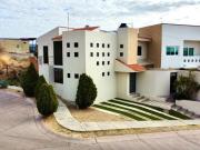 CASA EN VENTA en Gran Jardín, en esquina en calle...