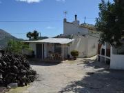 Casa en venta en Guadalest. Vivienda con terreno en...