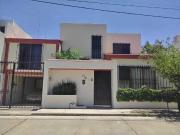 Casa en venta en Irapuato, Las Plazas, con jardín y...