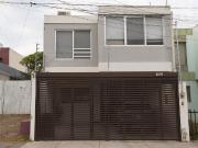 Casa en venta en Jardines del Bosque Centro,...