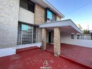 Casa en Venta en Jardines Vallarta, Zapopan – Amplia,...