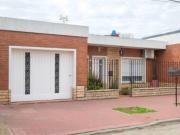 Casa en venta en Junin, dos dormitorios cochera y patio