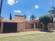 Casa en Venta en Jurica de una planta con amplio jardin