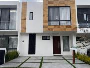 Casa en venta en Juriquilla | Con cine en la privada!