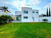 Casa en venta en Juriquilla de 4 rec?maras y gran jard?n!