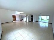 Casa en venta en Juriquilla de 4 recámaras y gran jardín!