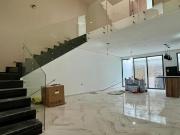 Casa en venta en La Antigua Cementera con doble altura