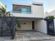 Casa en Venta en la Colonia Montebello, 3 Hab, alberca,...