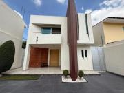 Casa en venta en LA ESTANCIA con gran jardín