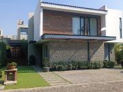 Casa en venta en La Fresna a 200 mts de Galerías Sta Anita