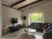 Casa en venta, con jardín, 3 recámaras y dos...