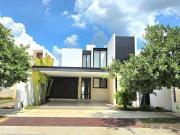 CASA EN VENTA EN LA PRIVADA YAAX BEH, CONKAL