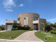 Casa en venta con cava de vinos en La Providencia...