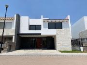 CASA EN VENTA EN LA VISTA CON AMPLIO JARDÍN