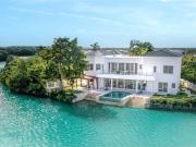 Residencia frente al lago, alberca privada, casa club y...