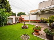 Casa en venta en Las Águilas con alberca y casa para...