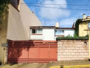 Casa en Venta en Las Aguilas con Jardín Privado