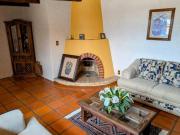 Casa en venta en Las Arboledas con gran terraza y chimenea