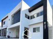 Casa en venta en Las Cruces en Apodaca, frente a parque