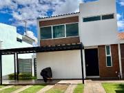 CASA EN VENTA EN LAS PLAZAS, SUPER PRECIO!