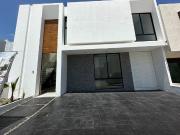 CASA EN VENTA EN LOMALTA TRES MARÍAS HAB. EN PLANTA BAJA