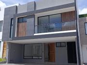 CASA EN VENTA EN LOMAS DE ANGELOPOLIS