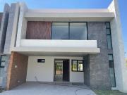 CASA EN VENTA EN LOMAS DE ANGELOPOLIS