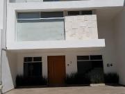 CASA EN VENTA EN LOMAS DE ANGELOPOLIS