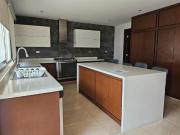 Casa en Venta, 4 recámaras cada una con baño, Lomas de...