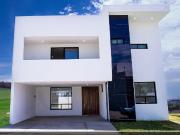Casa en venta en Lomas de Angelopolis II, con 4 recamaras